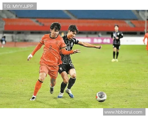 韩国足球明星与日本球员的激烈对抗引发热议与关注